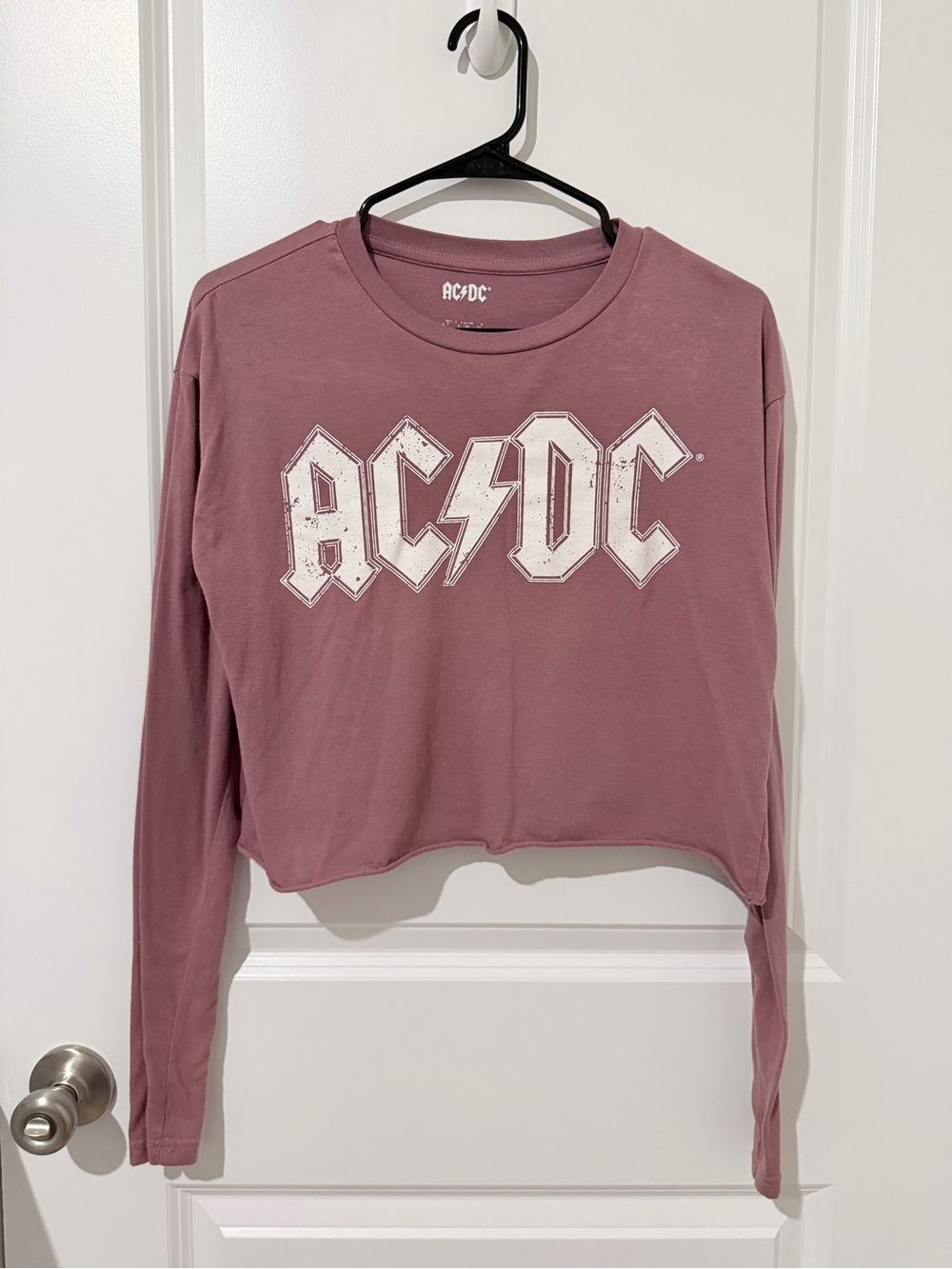 AC/DC Women’s Long-Sleeve Cropped Graphic Tee — Mauve Pink